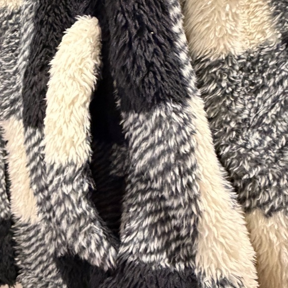 Black & white Buffalo Plaid Fleece Sherpa Jacket - Picture 3 of 11